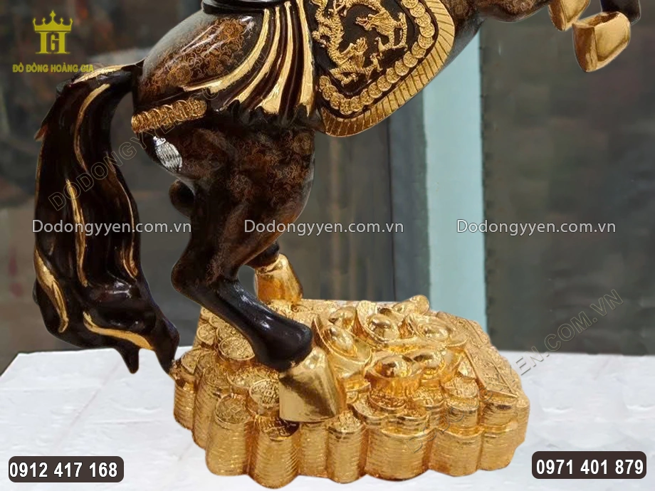 Bệ tiền v&agrave;ng linh vật ngựa đứng mang &yacute; nghĩa t&agrave;i lộc, sự thịnh vượng